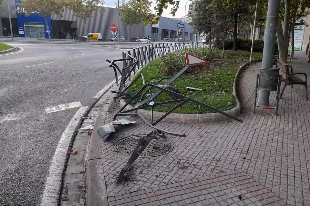 Imatge de les destrosses provocades pel cotxe accidentat a la plaça del Nucli de Reus