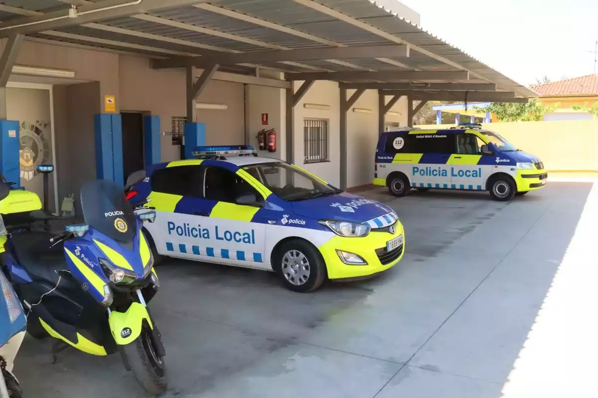 Imatge de l'exterior de la comissaria de la Policia Local de Roda de Berà, amb els vehicles aparcats