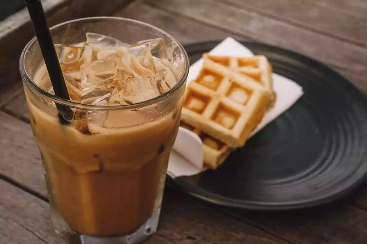 Imatge d'un cafè amb llet amb gel en una taula d'una cafeteria