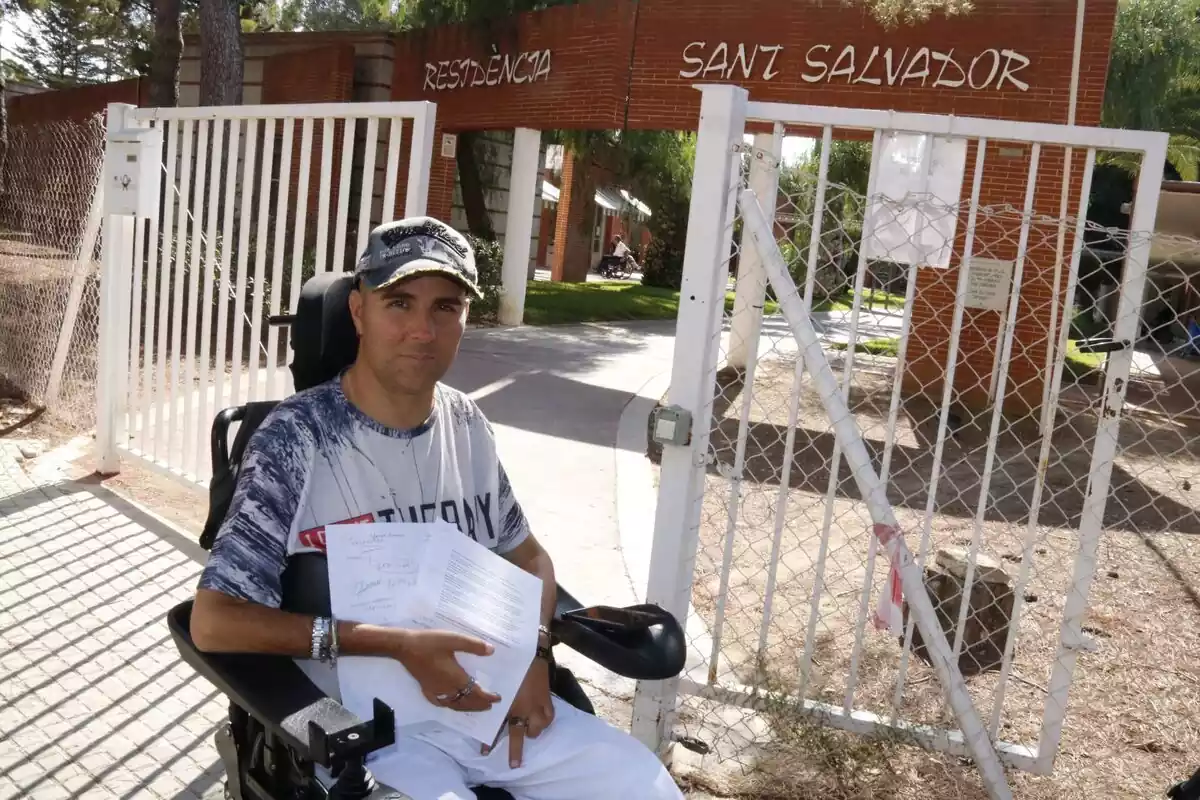 Miguel Ángel Bejarano, resident des de fa un any a la residència Sant Salvador de Tarragona, denuncia la falta de manteniment del centre