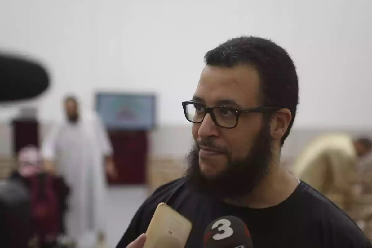 Mohamed Said Badaoui responent els periodistes en una imatge d'arxiu durant el seu pas per la junta de la Mesquita de Reus