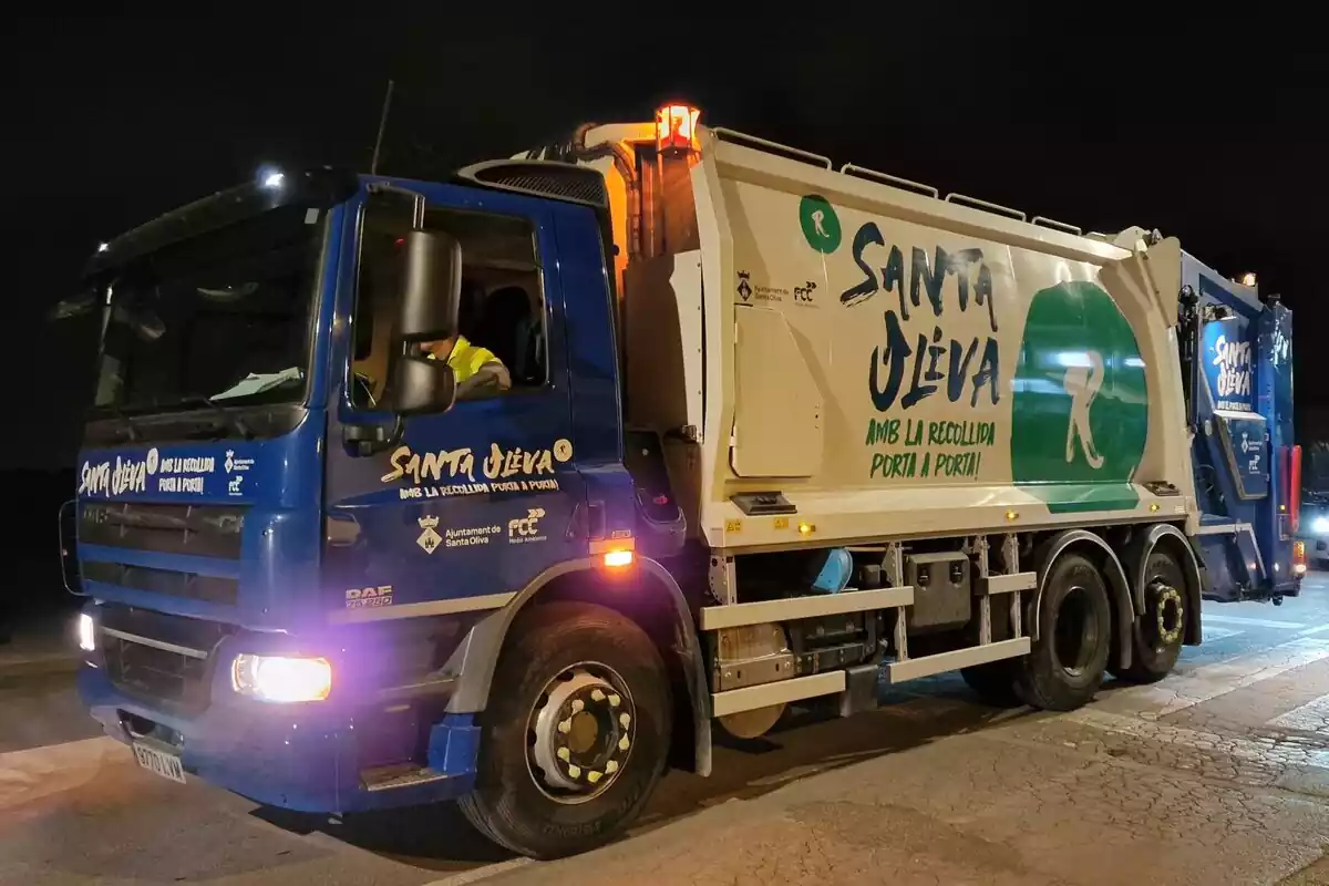 Un camió de recollida de residus a Santa Oliva.
