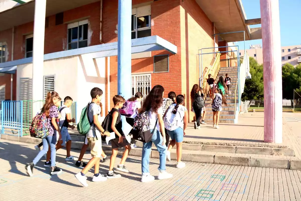 Alumnes entrant en una escola.