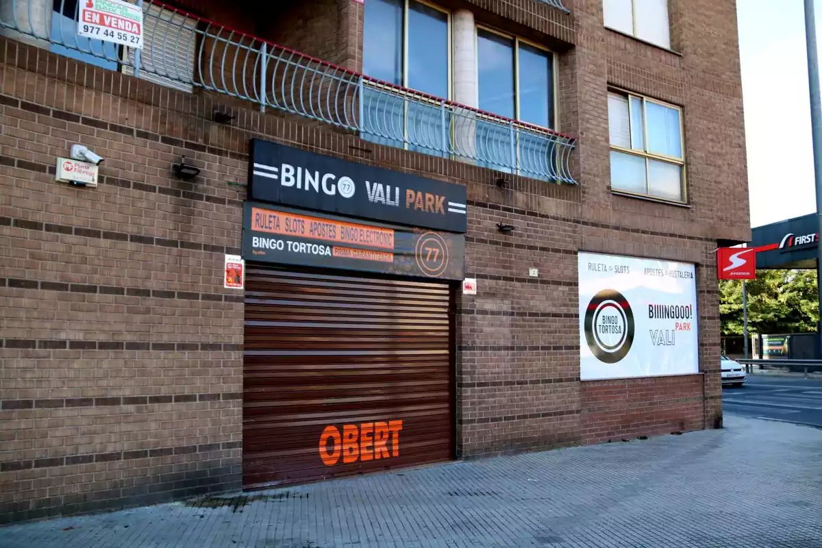 Entrada principal del bingo de la plaça Corona d'Aragó de Tortosa on es va produir l'atracament mortal