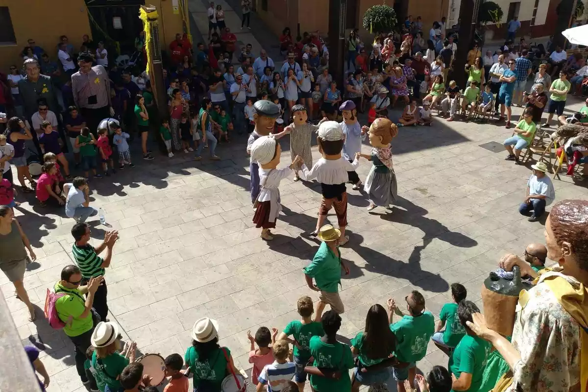 Imatge d'alguns elements festius ballant durant un acte de la Festa Major de Vandellòs