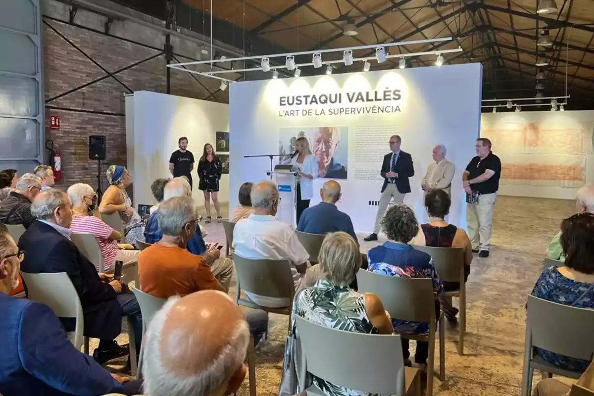 Imatge de l'acte d'inauguració de l'exposició d'Eustaqui Vallès al Tinglado 2 del Moll de Costa