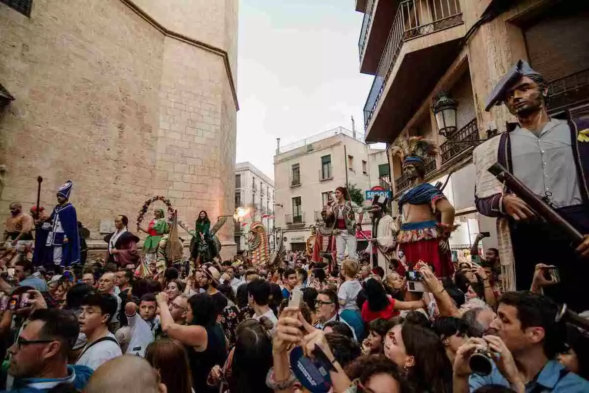 Imatge del Seguici Festiu de Reus esperant l'arribada de Sant Pere davant de la Prioral