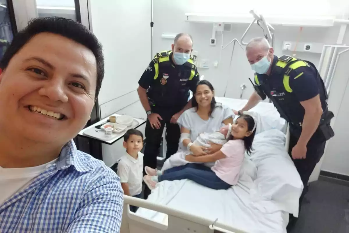 Imatge dels agents de la Guàrdia Urbana durant la visita a la mare i el seu fill a l'hospital
