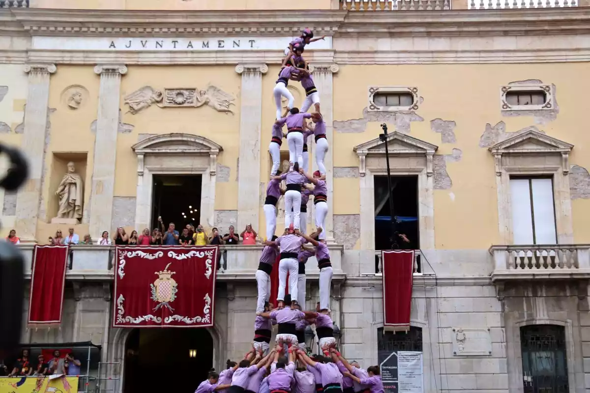 La Colla Jove Xiquets de Tarragona durant una actuació a la plaça de la Font