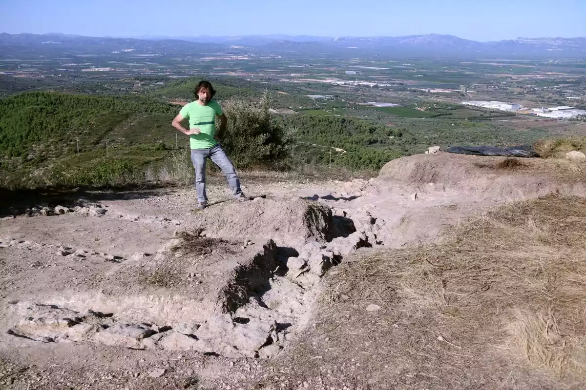 L'arqueòleg David Garcia mostra la part excavada del poblat de la Cogula, a Ulldecona