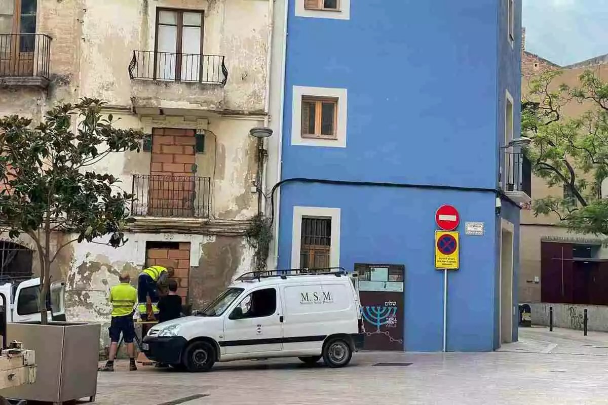 Operaris tapiant una casa a Valls