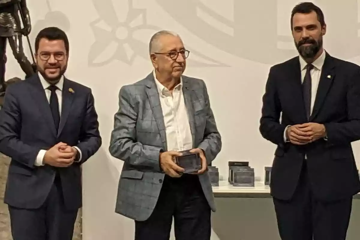 Andreu Suriol recull el premi que ha rebut la Farmàcia Suriol de l'Arboç.