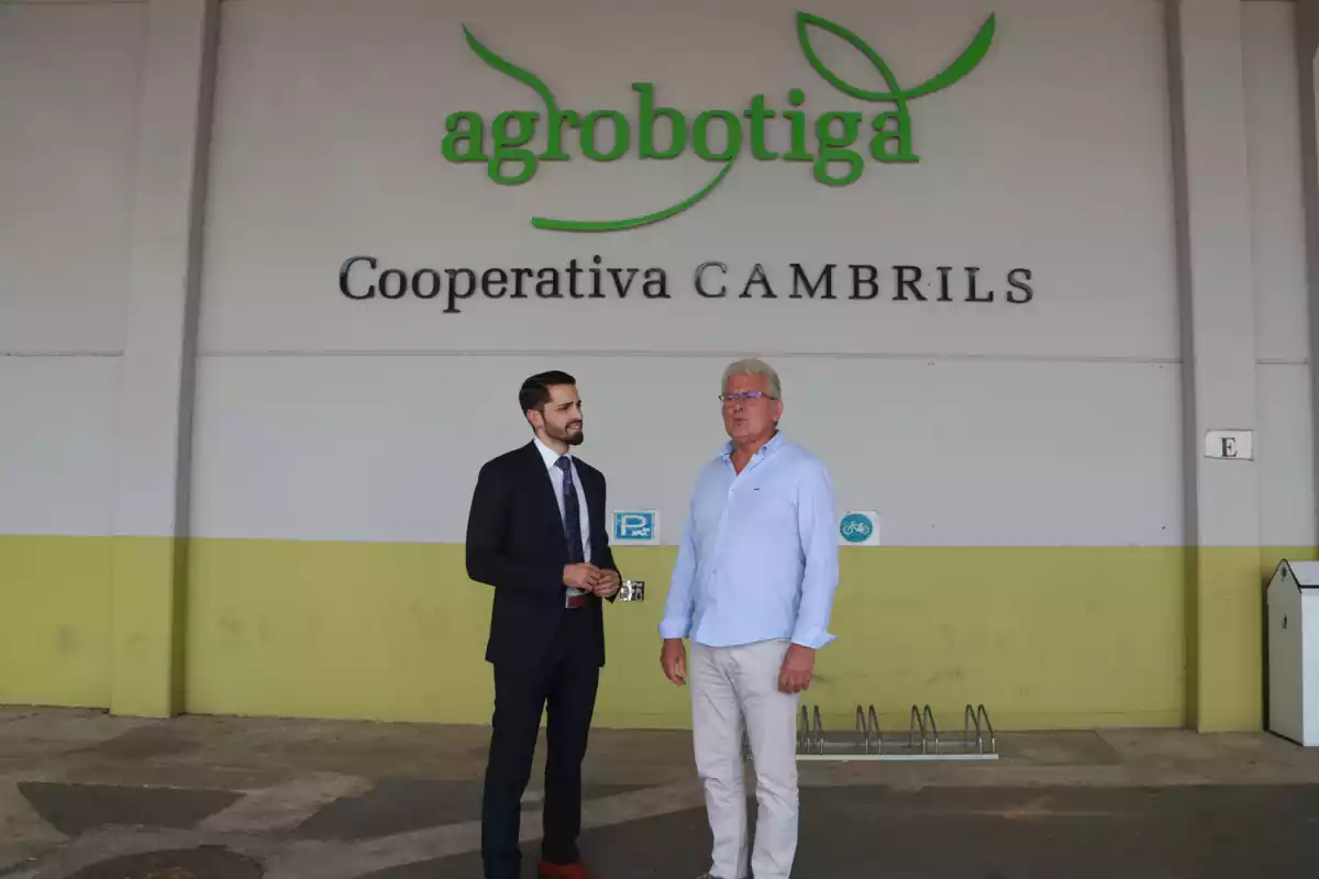 El president de la Cooperativa de Cambrils, Pau Serra, i l'advocat Javier Moreno, a les instal·lacions de l'entitat cambrilenca