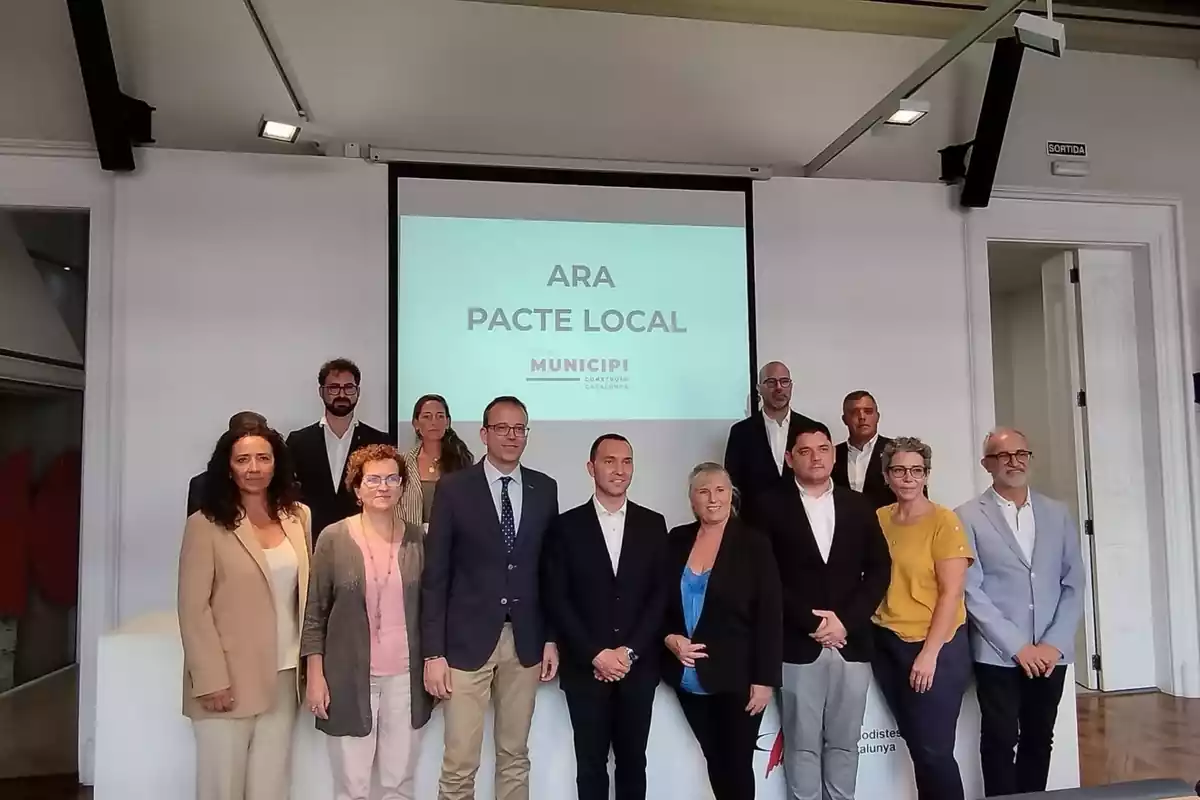 Foto de família dels càrrecs del PDeCAT i Ara Catalunya després de la presentació de la coalició