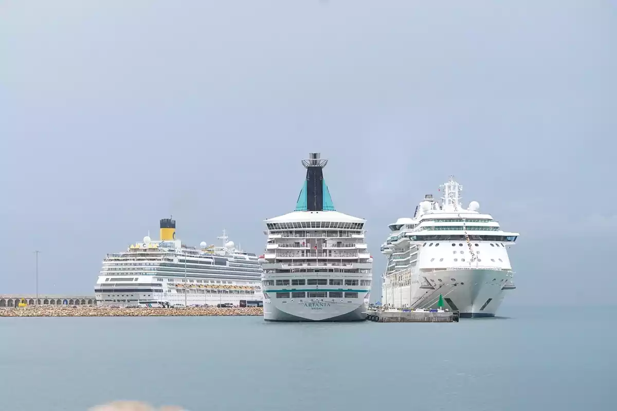 Imatge dels tres creuers atracats al Port de Tarragona aquest divendres
