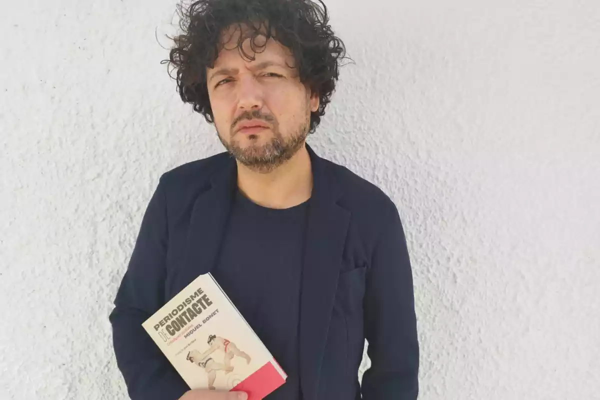 Imatge promocional de Miquel Bonet amb el seu llibre Periodisme de contacte