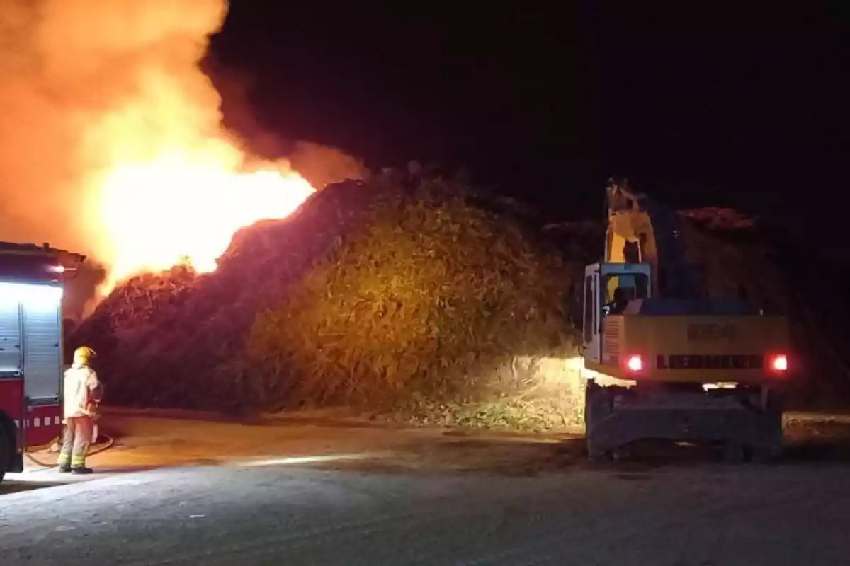 Incendi en una planta de reciclatge de Roda de Berà.