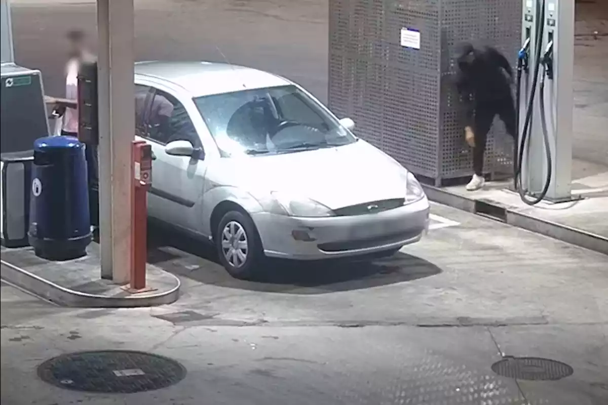Captura del vídeo de la càmera de seguretat de la gasolinera on es pot veure el lladre