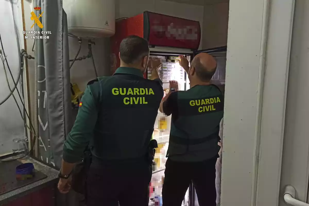 Dos agents de la Guàrdia Civil durant una inspecció