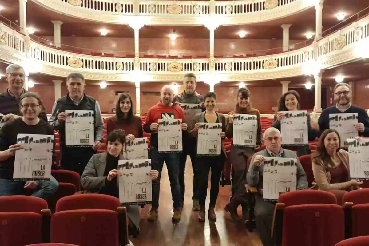 Foto de família de les persones implicades en 'La Roser' al Teatre Bartrina de Reus