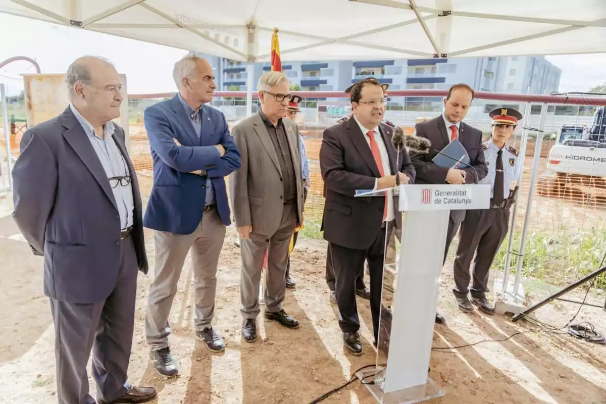 Imatge de la intervenció del conseller Joan Ignasi Elena durant la seva visita a les obres de la nova comissaria dels Mossos de Torredembarra