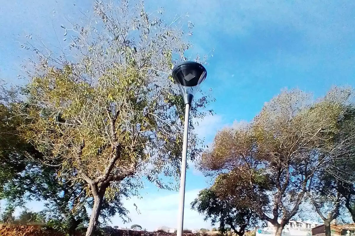 Imatge de les noves llumeneres instal·lades a la urbanització les Àmfores de Torredembarra