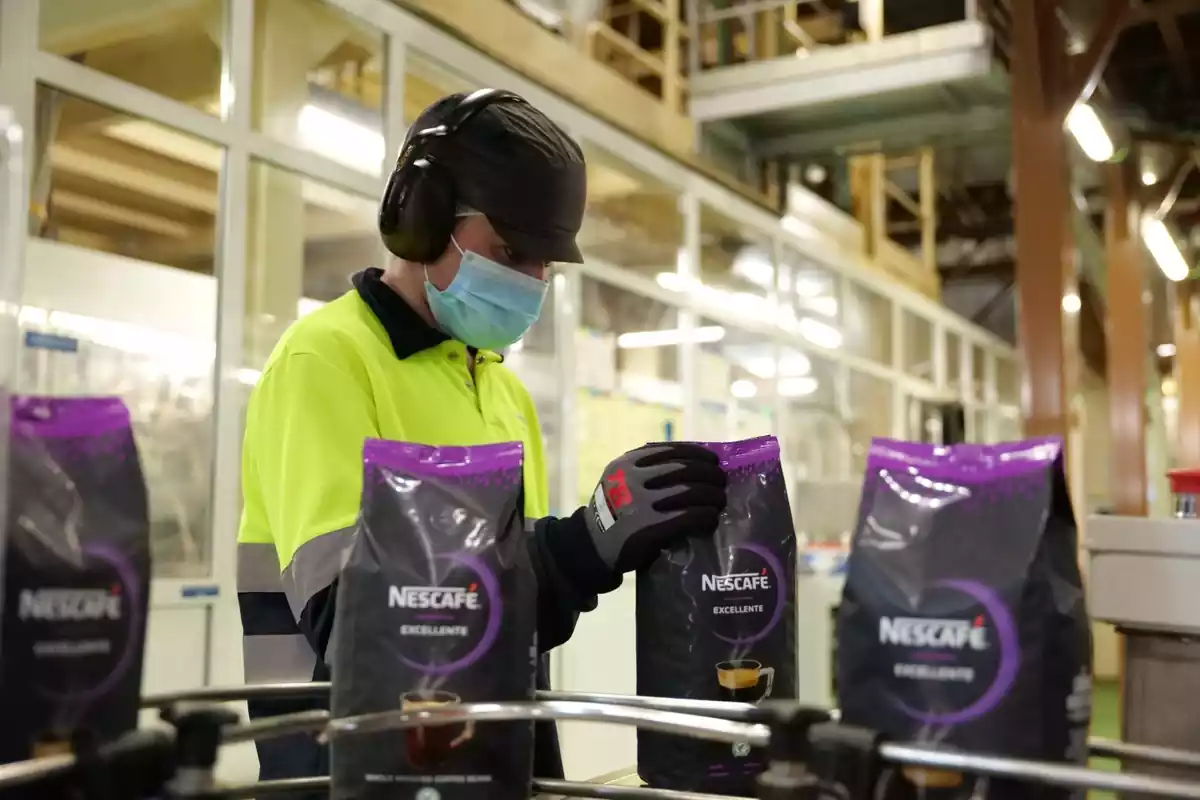 Imatge d'un treballador de Nestlé a la fàbrica de Reus