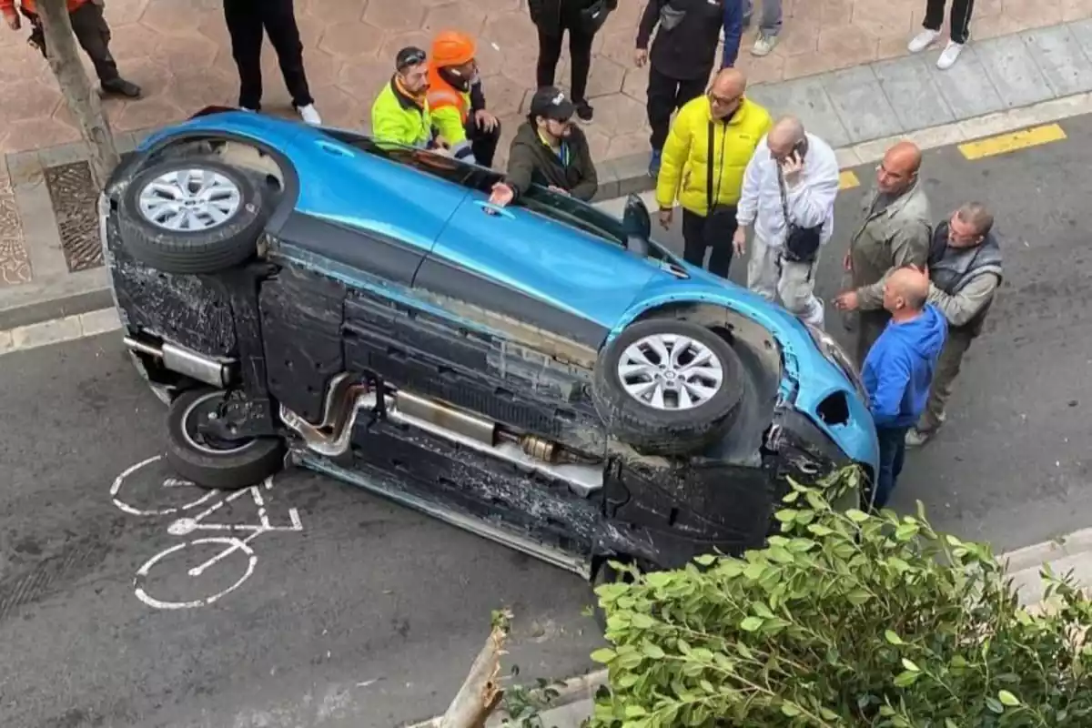 Imatge d'un vehicle accidentat en un carrer de Reus