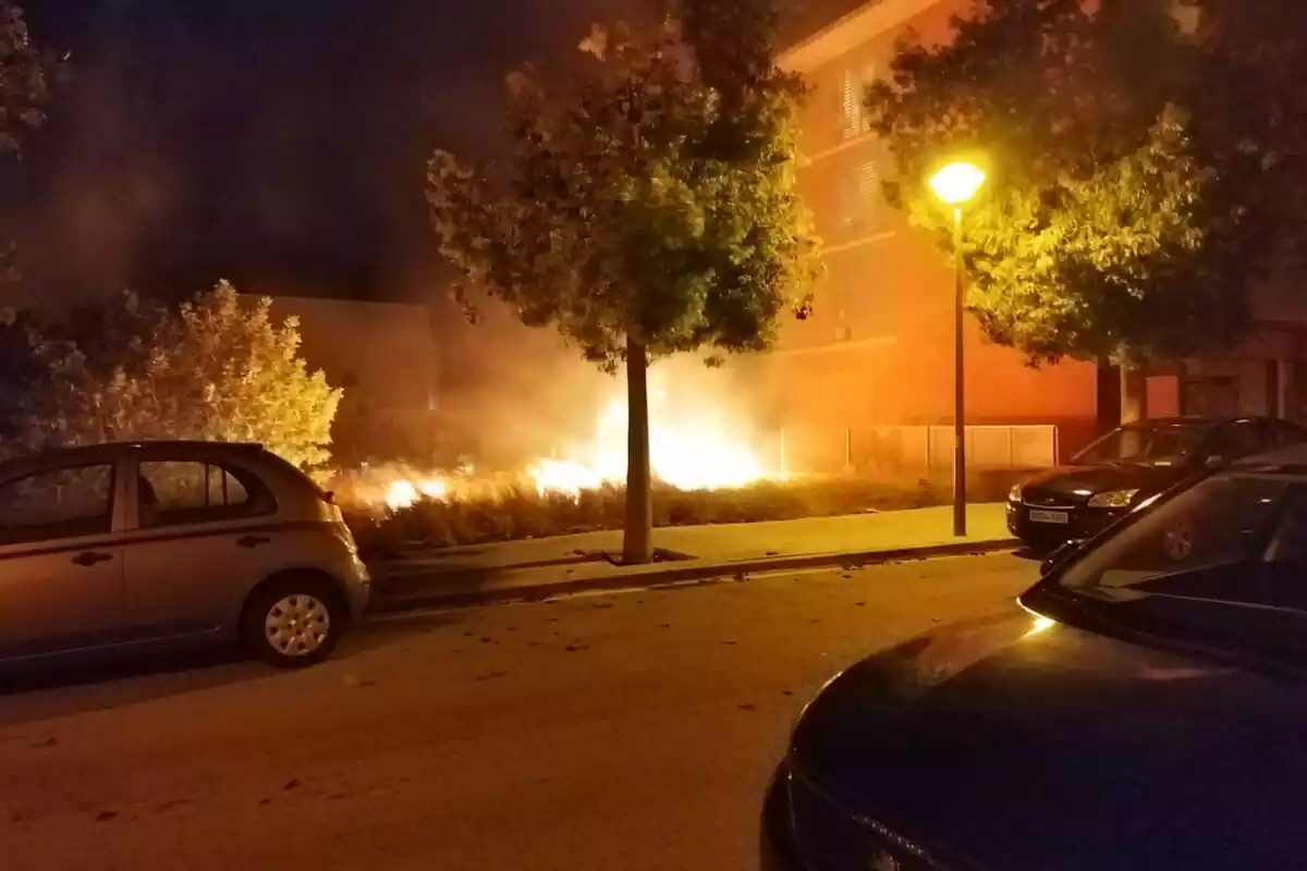 Incendi al carrer de Josep Irla del Vendrell.