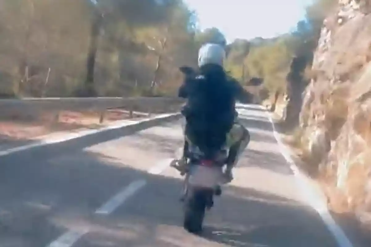 La moto circulant de forma temerària per la carretera del pantà de Foix.