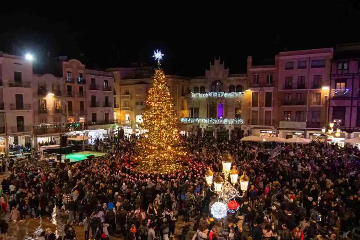 La plaça del Mercadal de Reus, plena de gom a gom, dirant l'espectacle inaugural de la campanya de Nadal
