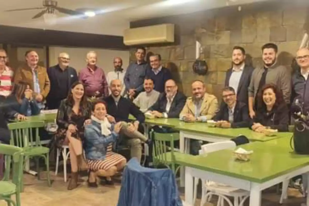 Membres del PP del Baix Penedès, amb Alejandro Fernández.