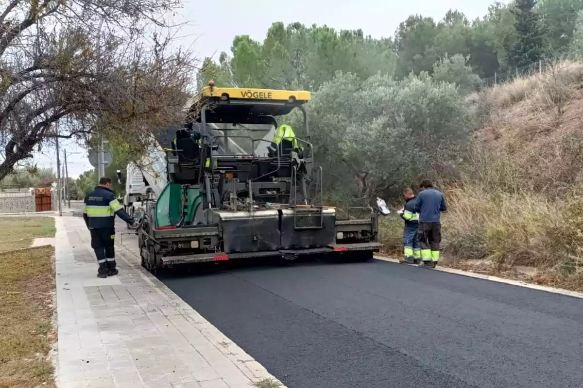 Treballs d'asfaltatge a Torreblanca.