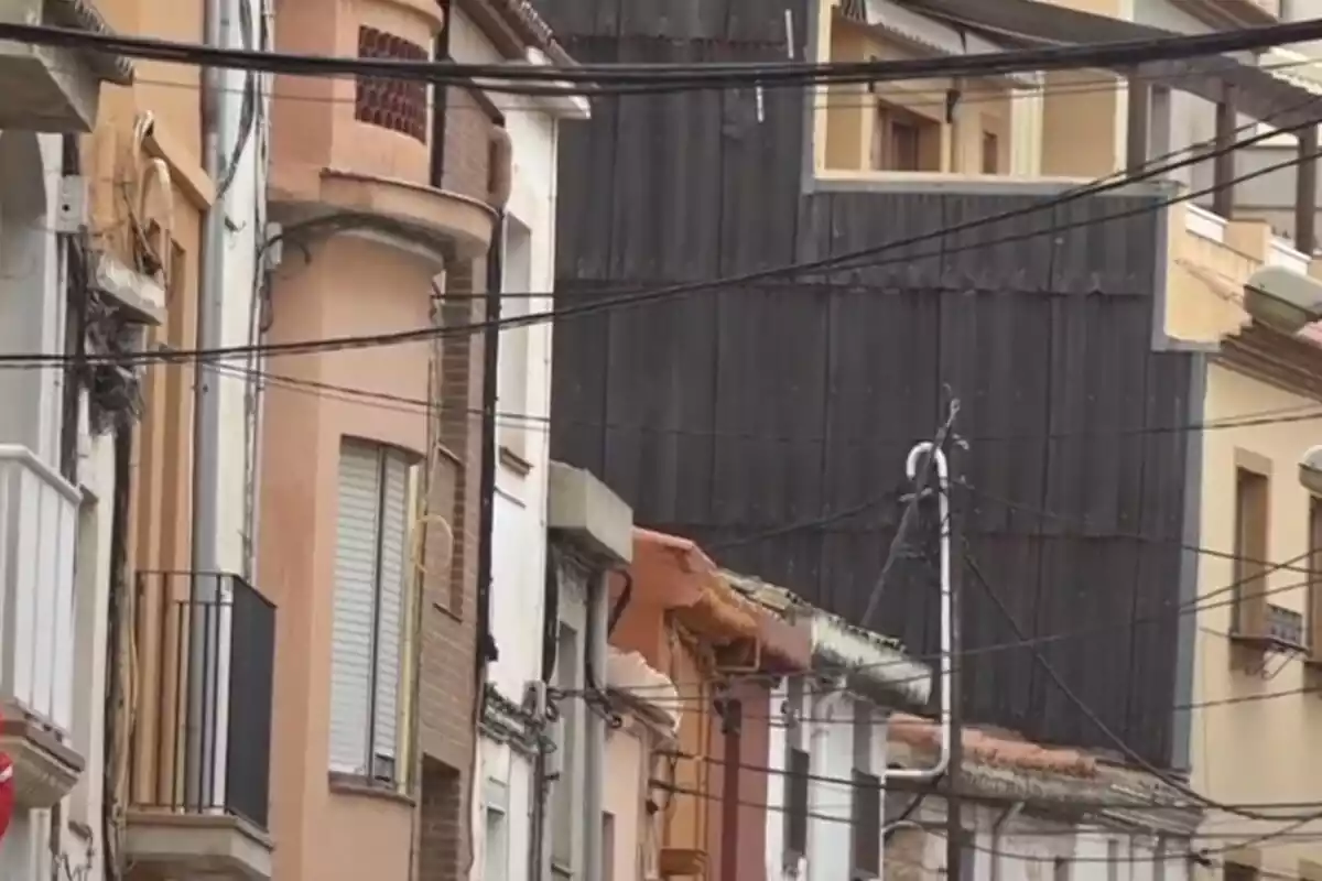Cablejat al carrer de la Cristina Baixa del Vendrell.