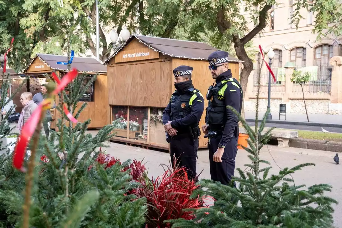Dos agents de la Guàrdia Urbana de Tarragona patrullant per la Rambla Nova