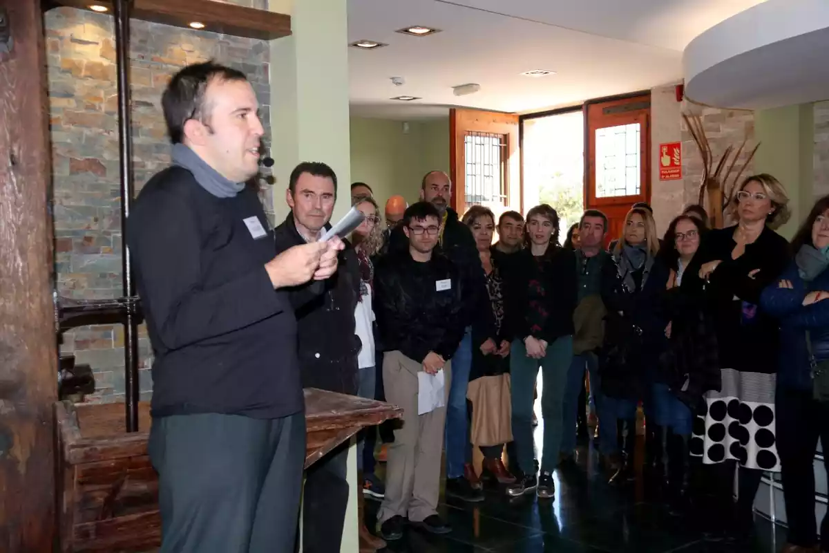 El guia Miquel Àvila rep els primers visitants a la Casa de l'Oli de Tortosa que gestiona la Fundació Mercè Pla