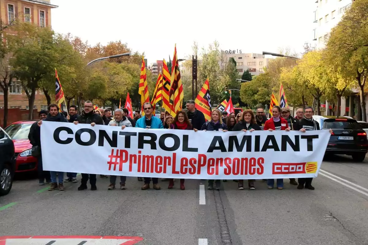 Els manifestants i representants sindicals de CCOO en la protesta feta a Tarragona