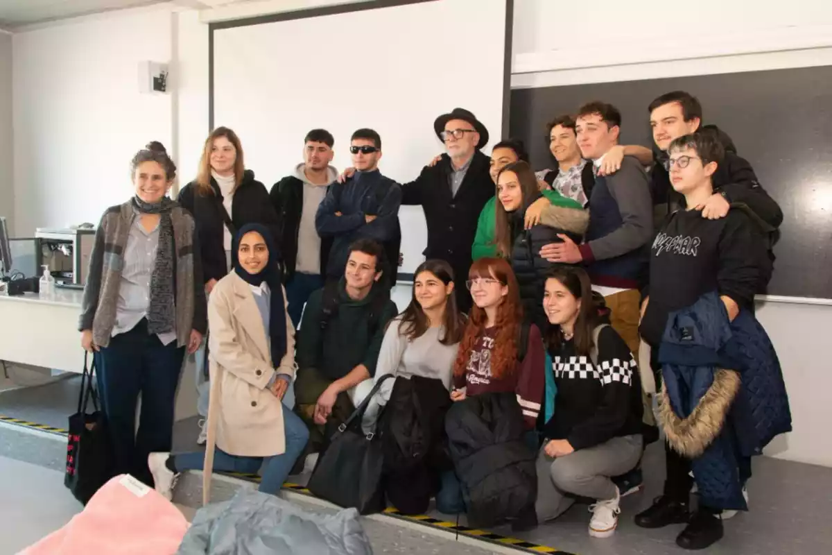 Eudald Carbonell amb diversos dels seus alumnes després de la seva darrera classe a la URV