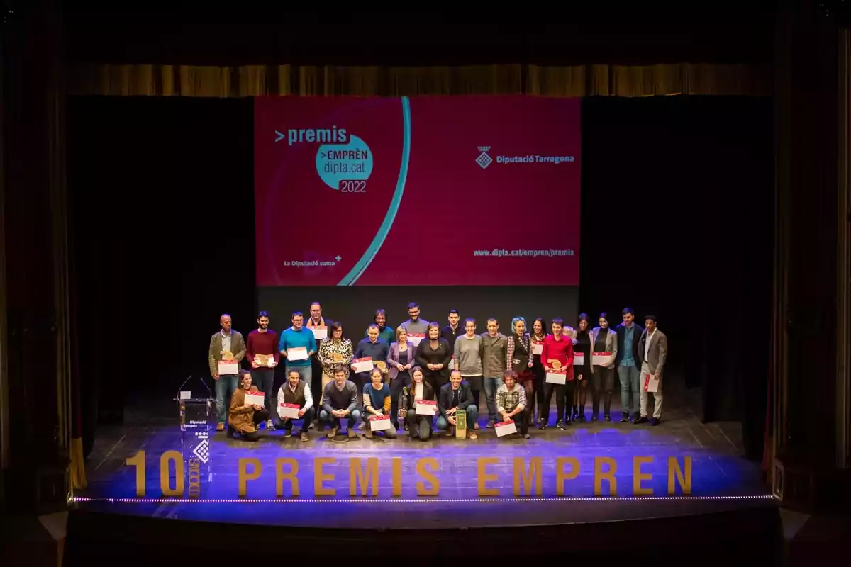 Foto de família dels guanyadors dels Premis Emprèn 2022 de la Diputació de Tarragona