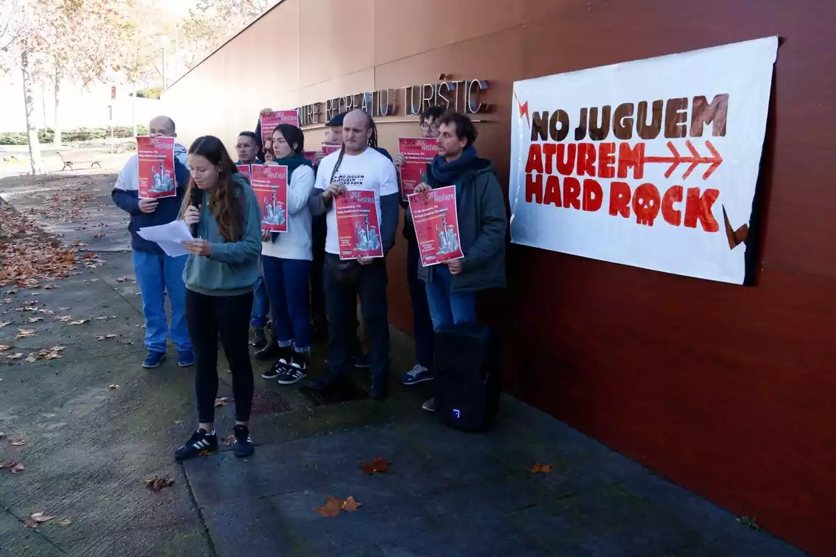 Imatge d'alguns dels activistes de la Plataforma Aturem Hard Rock davant la seu del CRT a Vila-seca