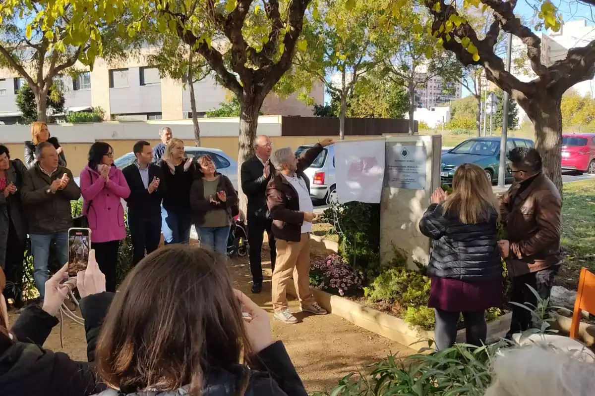 Imatge de l'acte d'inauguració de la placa en memòria d'Isabel Moreno al barri Parcel·les Casas de Reus
