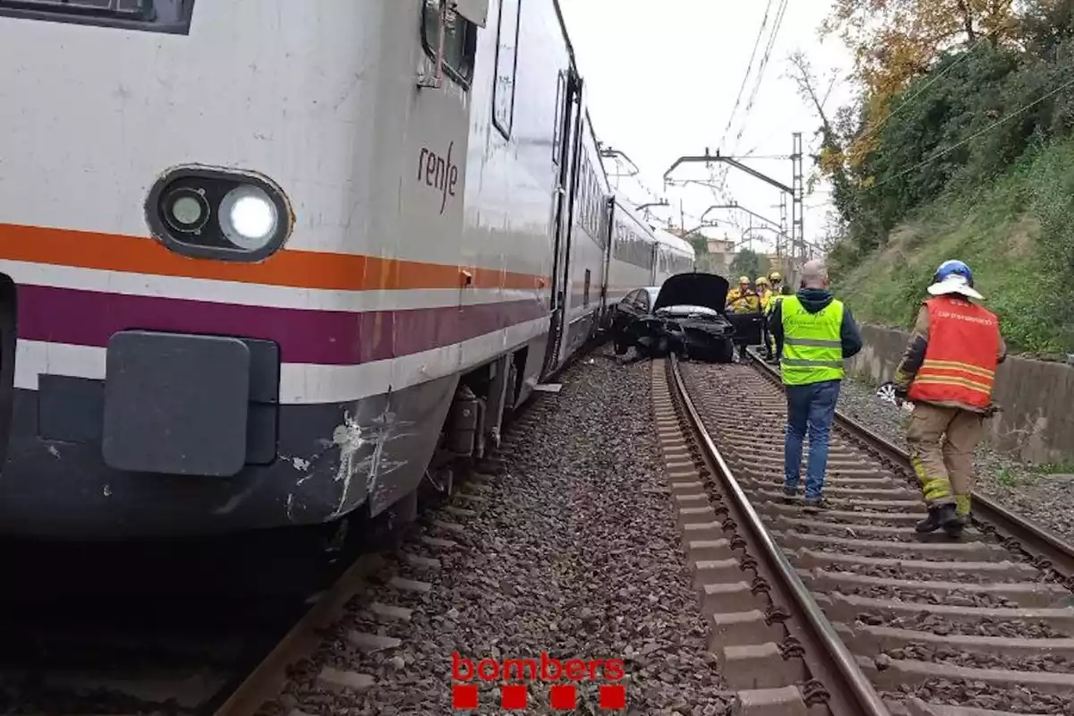Imatge del tren i el vehicle accidentat a la via entre Reus i Tarragona