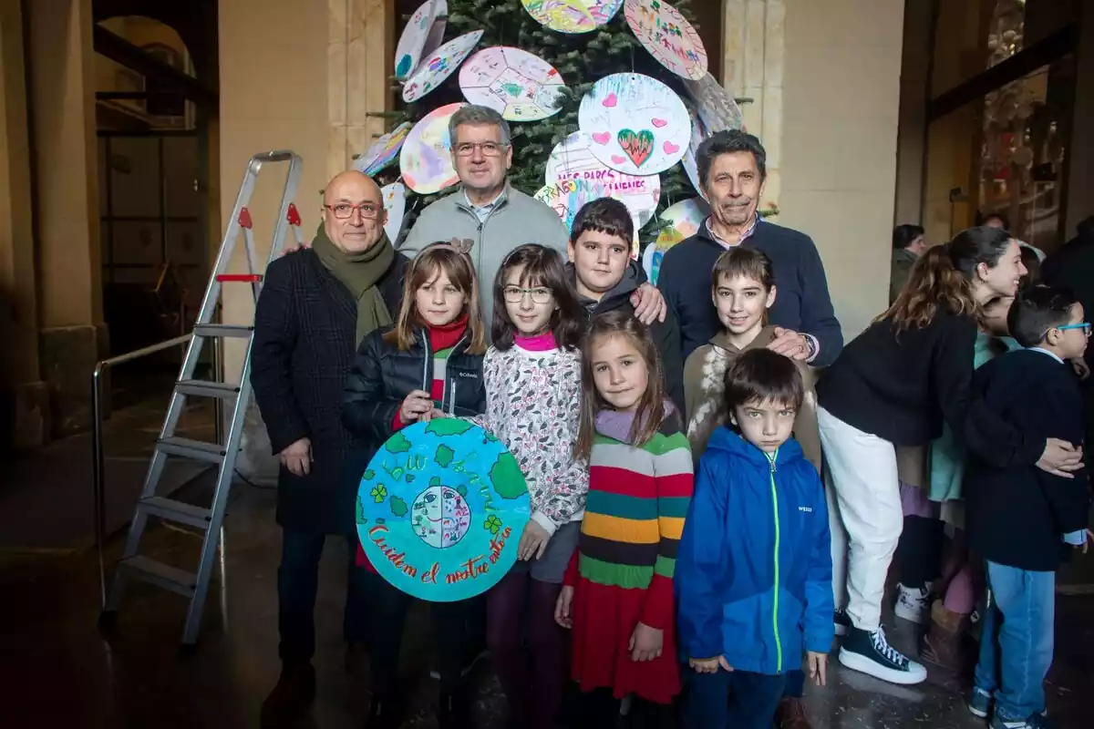 Imatge dels infants de Tarragona davant l'Arbre dels desitjos al vestíbul del Palau Municipal