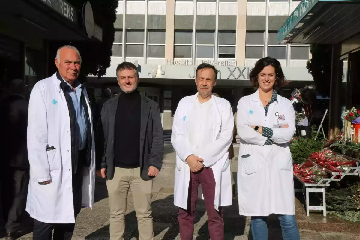 Imatge dels responsables de l'estudi sobre el càncer de cap i coll davant l'Hospital Joan XXIII de Tarragona