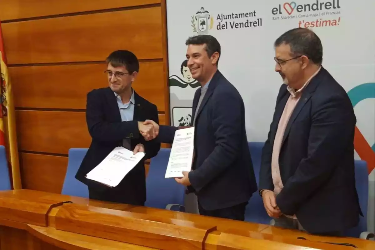 Kenneth Martínez i Josep Pallarès, signant l'acord entre el consistori i la URV.