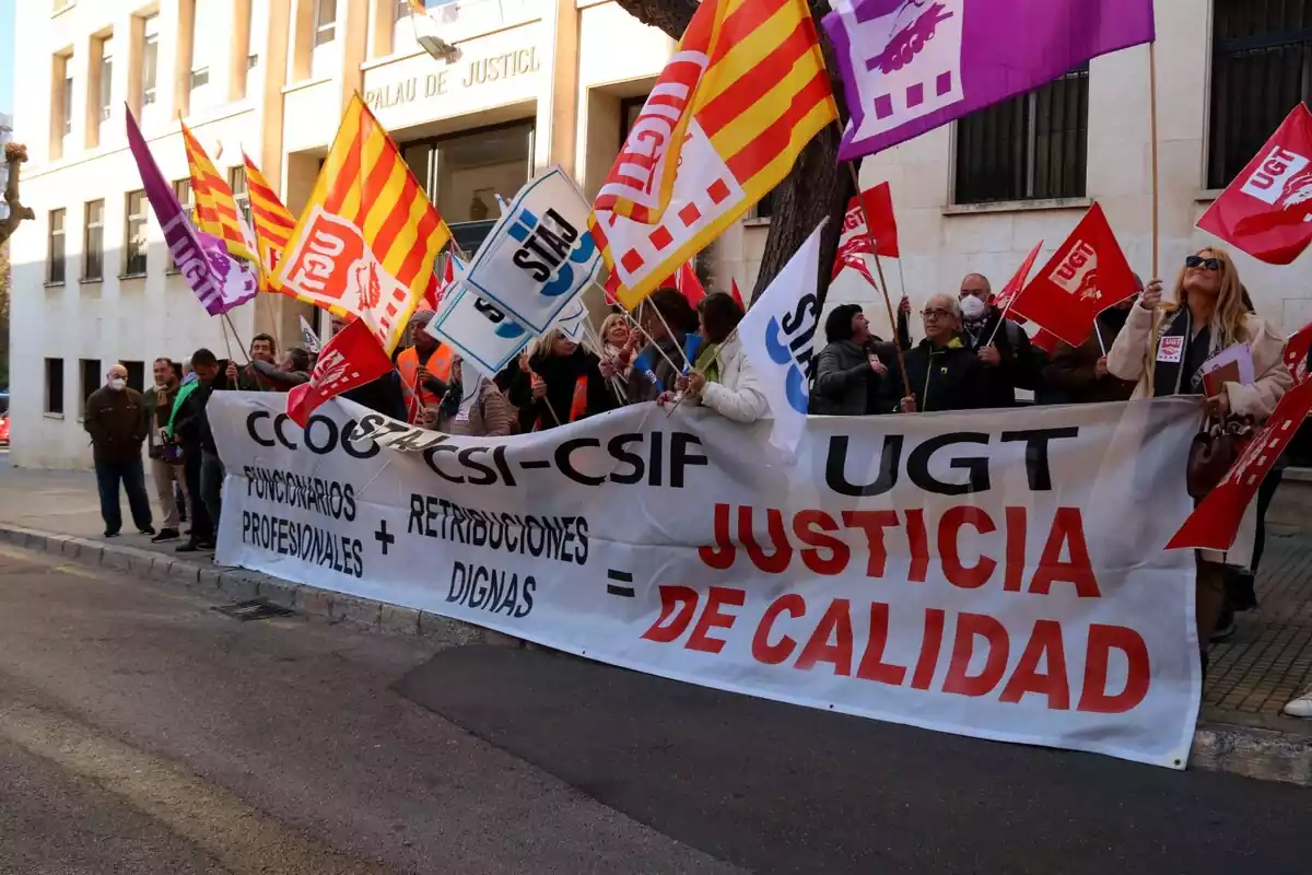 Manifestants durant la protesta davant de l'Audiència de Tarragona per exigir millores en les condicions laborals dels treballadors de justícia