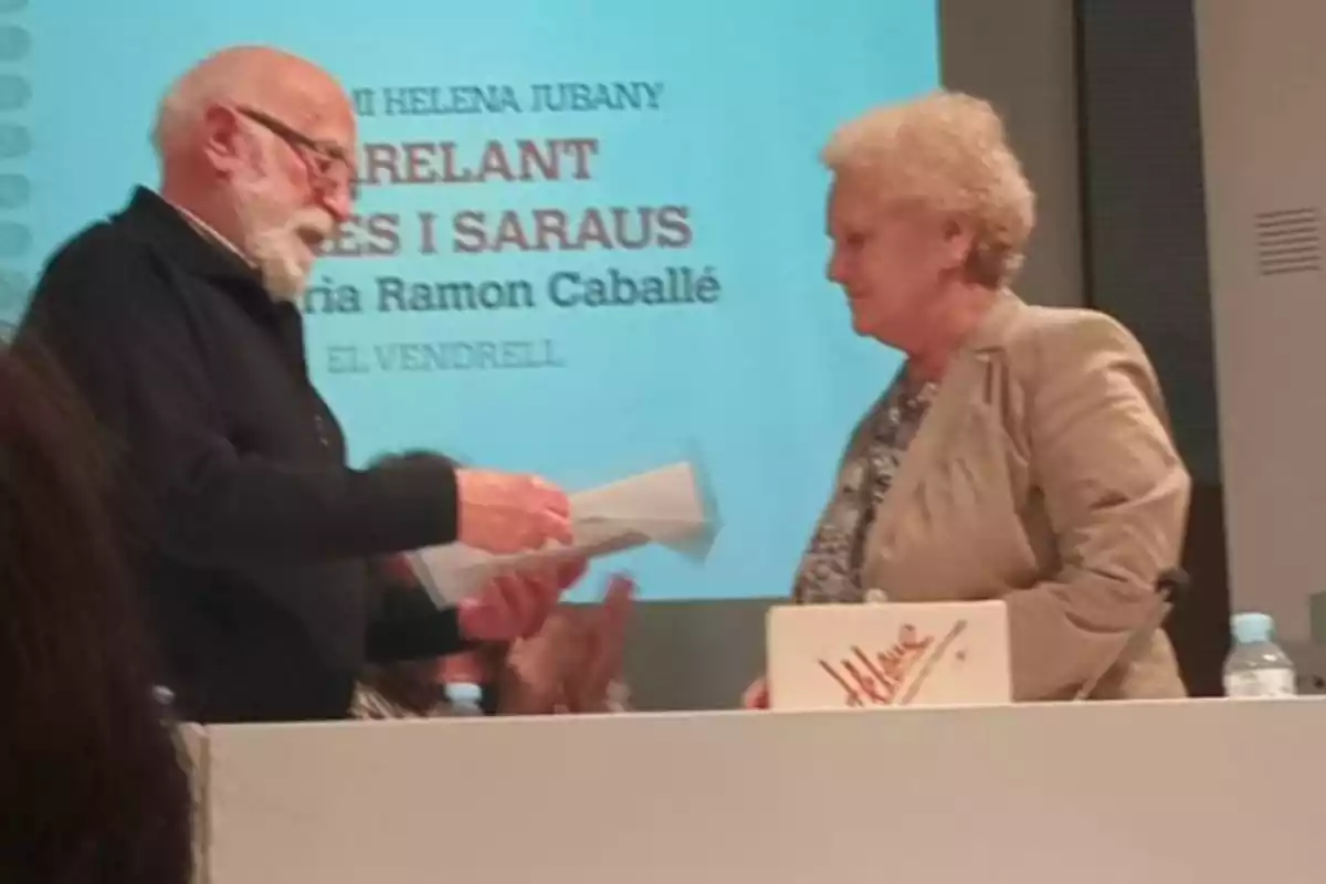 Maria Ramon, rebent el premi literari Helena Jubany del 2022.
