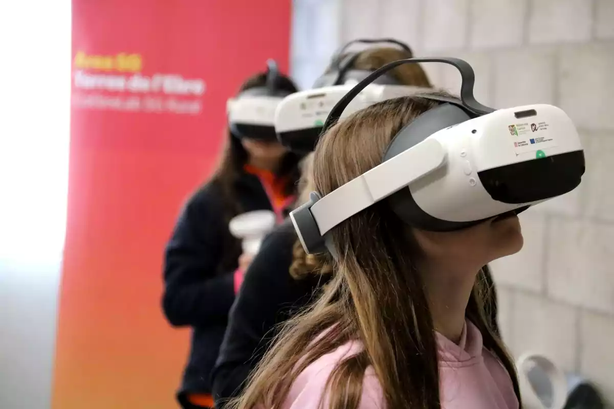 Nenes amb ulleres de realitat virtual a la nau del Molló de Móra la Nova, seu de l'àrea 5G Terres de l'Ebre