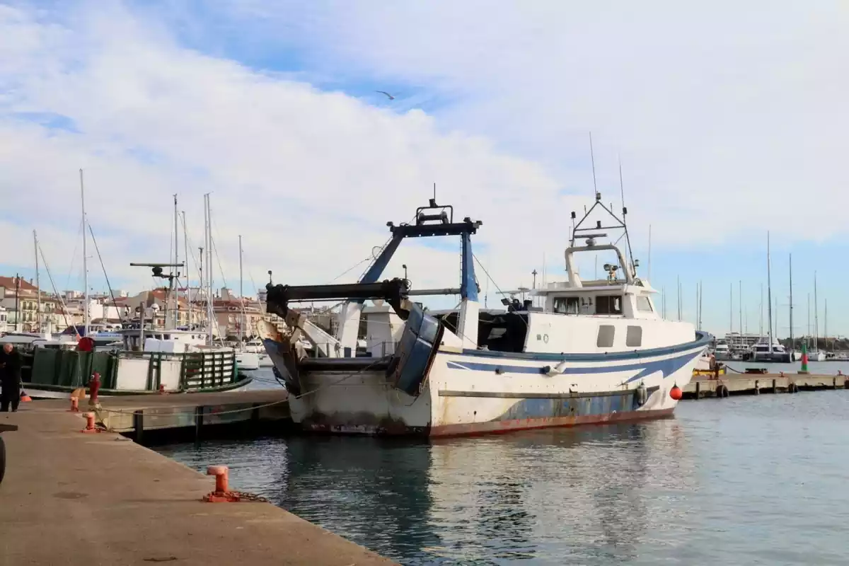 Una barca amarrada al port de Cambrils