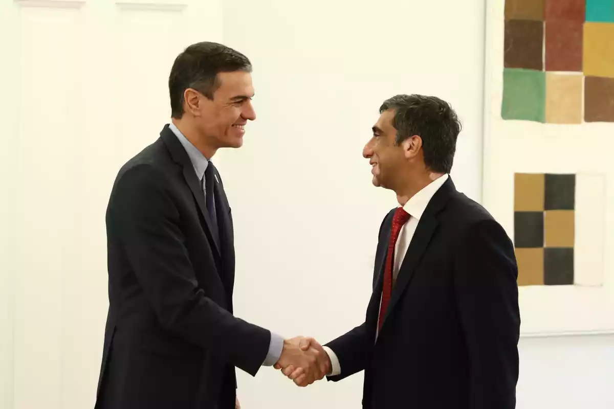 El president del govern espanyol, Pedro Sánchez, encaixa la mà amb el conseller delegat de GlobalLogic, Nitesh Banga
